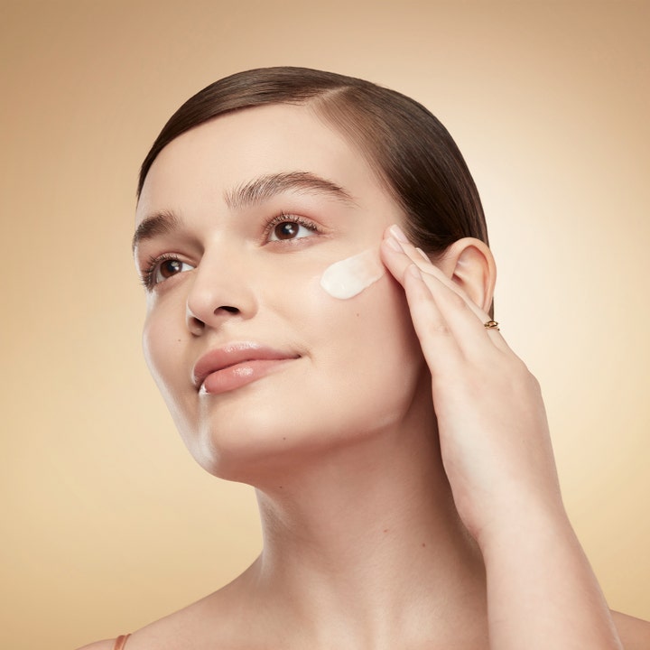 Estée Lauder Revitalizing Supreme+ Youth Power Creme 30 ml ansiktskrem som gir fasthet når den påføres huden for glød.