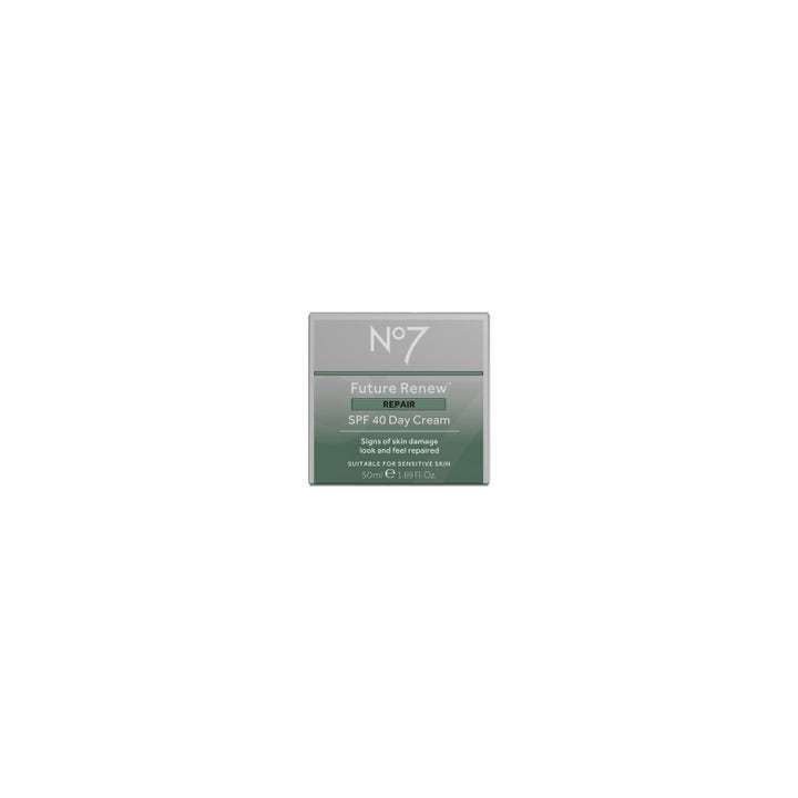 No7 Future Renew Repair Day Cream 50 ml i grå og grønn eske som gir solbeskyttelse med SPF 40