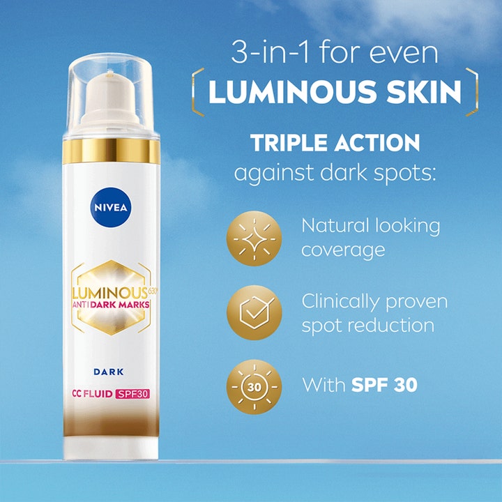 NIVEA Luminous 630 CC Fluid 40 ml Dark reduserer pigmentflekker i hvit pumpeflaske med SPF 30 mot blå himmel.