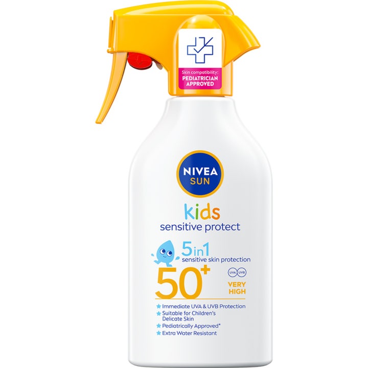 Nivea Sun Kids Sensitive Protect solkrem SPF 50+ gir høy solbeskyttelse i hvit sprayflaske med gult sprayhode.