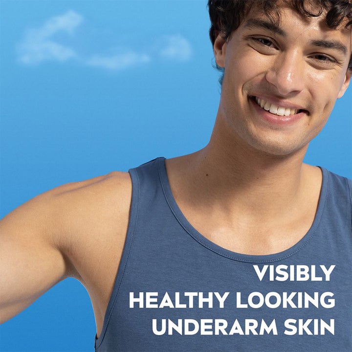 NIVEA MEN Sensitive Protect Roll-On Deodorant 50 ml pleiende deodorant viser smilende mann med sunn hud under armene.