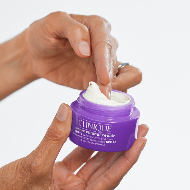 Clinique Smart Clinical Repair SPF30 75 ml rynkekorrigerende ansiktskrem i lilla krukke med fyldig hvit tekstur.
