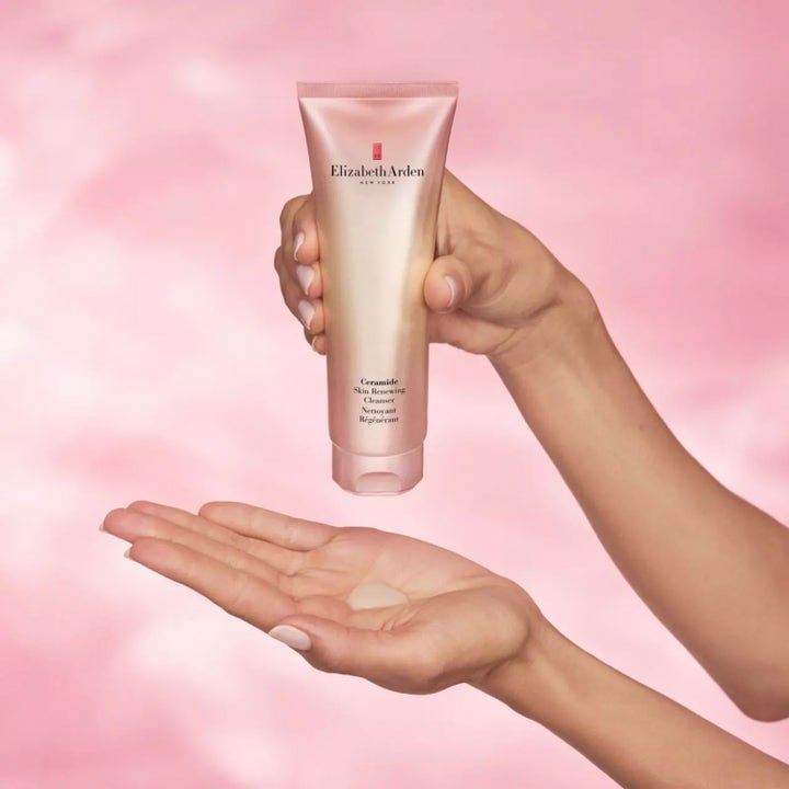 Elizabeth Arden Ceramide Skin Renewing Cleanser 125 ml rengjøringsgel gir fornyet hud i rosefarget tube over en hånd.