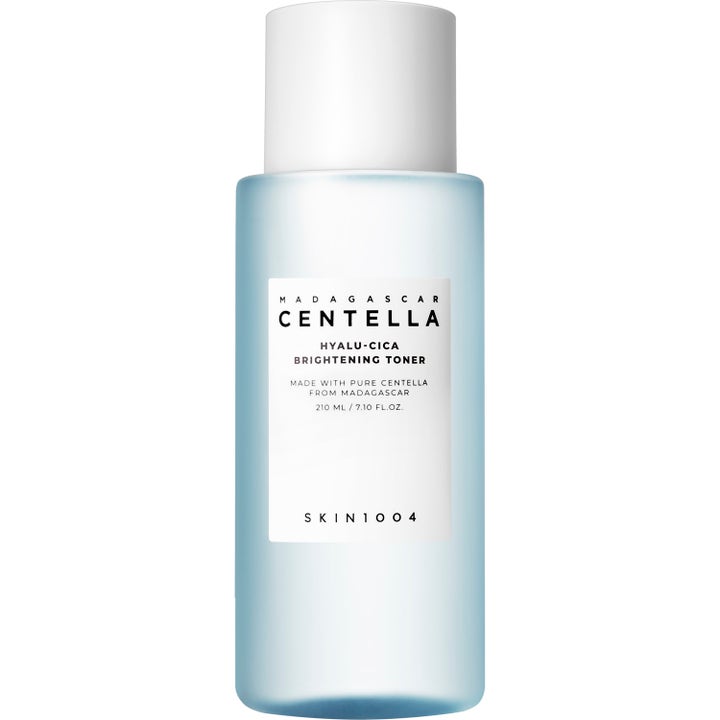 Skin1004 Madagascar Centella Hyalu-Cica Brightening Toner 210 ml gir glød i lys blå flaske med hvit kork