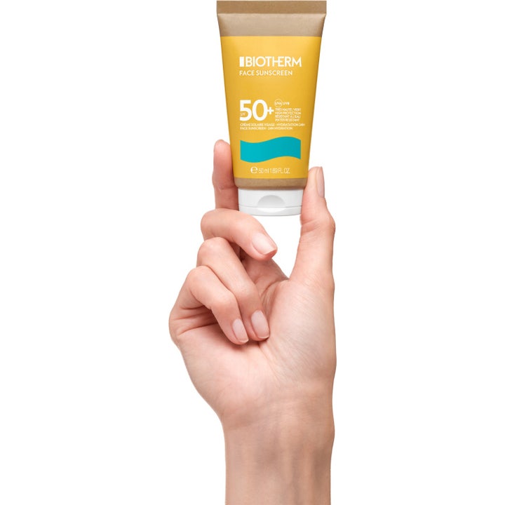 Biotherm Waterlover Creme Solaire Anti-Age 50 ml solkrem med SPF 50 har en hvit og fyldig kremet tekstur
