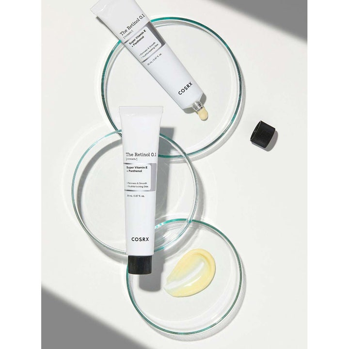 COSRX The Retinol 0.1 Cream 20 ml ansiktskrem i hvite tuber med gul tekstur som gir glattere hud