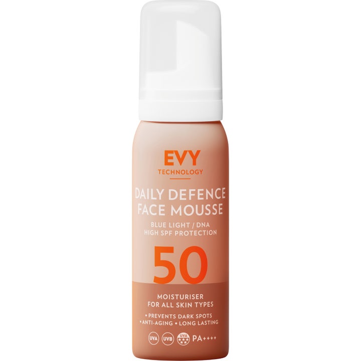 EVY Daily Defence Face Mousse SPF 50 fuktighetsgivende ansiktsmousse i ferskenfarget beholder med hvit kork