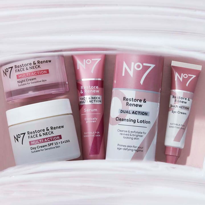 No7 Restore & Renew Cleansing Lotion 200 ml ansiktsrens med nattkrem og serum i lilla forpakninger.