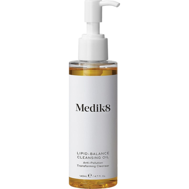 Medik8 Lipid-Balance Cleansing Oil 140 ml renseolje som beskytter mot forurensning i klar pumpeflaske med gyllen olje
