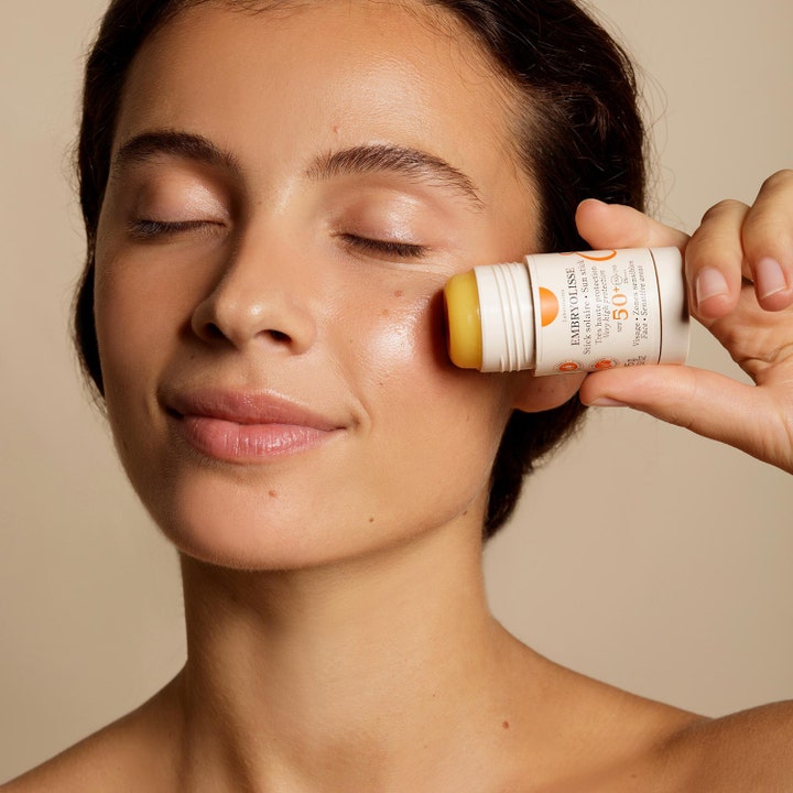 Embryolisse Sun Stick SPF50+ 15 g solstift gir høy beskyttelse og påføres her direkte på kinnet fra en hvit hylse.