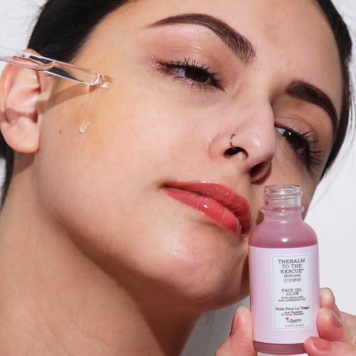 the Balm theBalm to the Rescue Face Oil Glow Serum 30 ml ansiktsolje gir glød påføres med pipette fra rosa flaske
