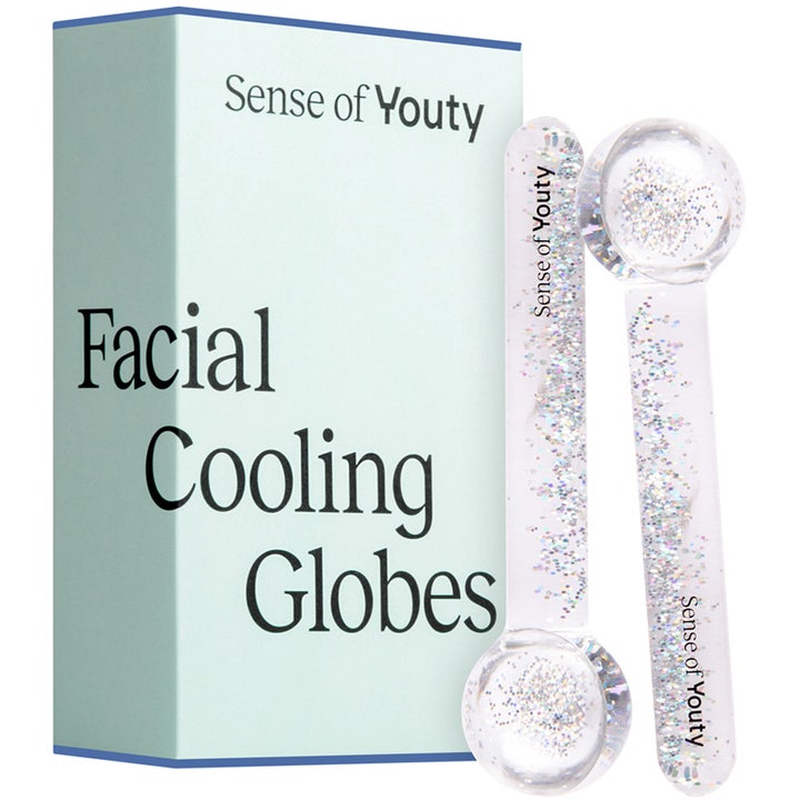 Sense of Youty Facial Cooling Globes 2-pakning ansiktsverktøy med glitrende kuler ved siden av esken