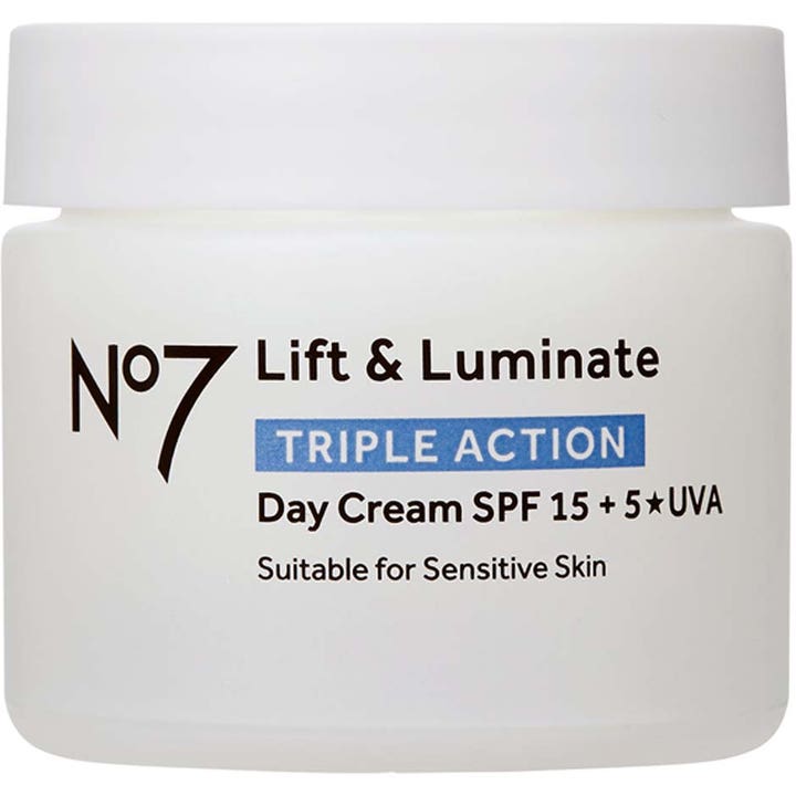 No7 Lift & Luminate Triple Action Day Cream 50 ml oppstrammende dagkrem i hvit krukke med hvitt lokk og blå detaljer