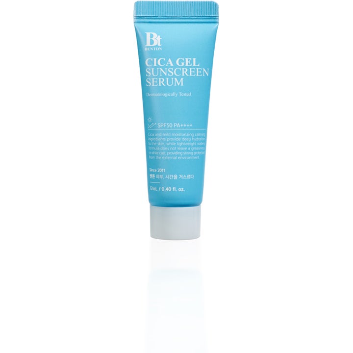 Benton Cica Gel Sunscreen Serum 12ml beroligende solbeskyttelse i en lyseblå tube med hvitt lokk