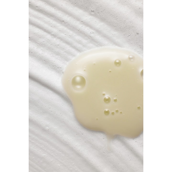 By Wishtrend Green Tea Enzyme Powder Wash 110 g eksfolierende ansiktsrens med boblende lys gul tekstur på hvitt skum