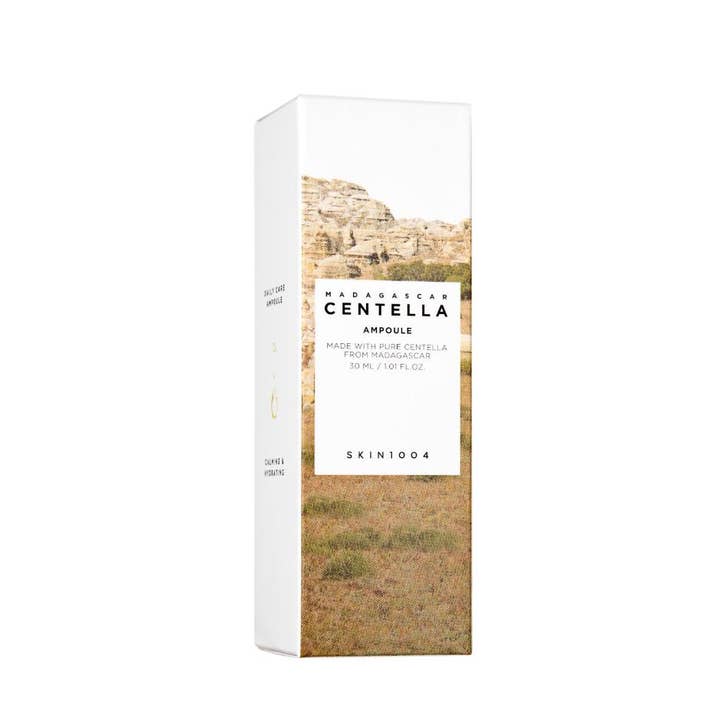 SKIN1004 Madagascar Centella Ampoule 30 ml beroligende serum i hvit ytteremballasje med landskapsmotiv.
