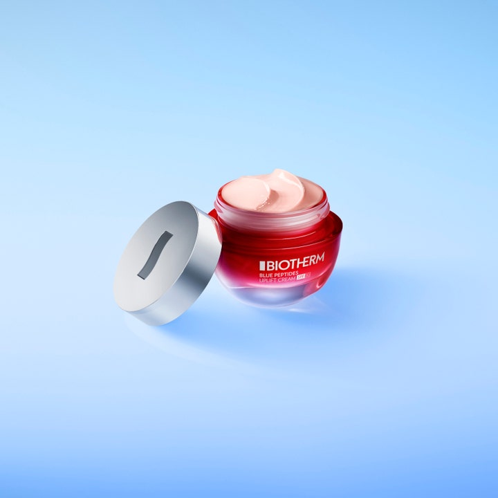 Biotherm Blue Peptides Uplift SPF30 50 ml oppstrammende ansiktskrem i rød krukke med sølvlokk og kremet rosa tekstur