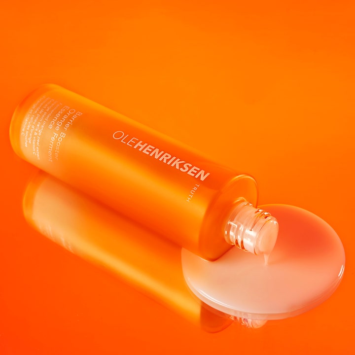 Ole Henriksen Truth Barrier Booster Ferment Essence 118 ml styrkende essence med melkeaktig tekstur fra oransje flaske