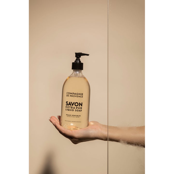 Compagnie de Provence Liquid Marseille Soap Sensitive Skin 495 ml beroligende håndsåpe holdes i en hånd