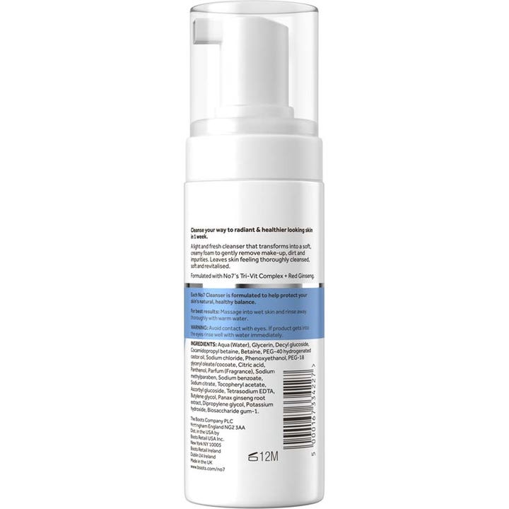 No7 Foaming Cleanser 150 ml ansiktsrens viser ingrediensliste og informasjon på baksiden av hvit pumpeflaske.