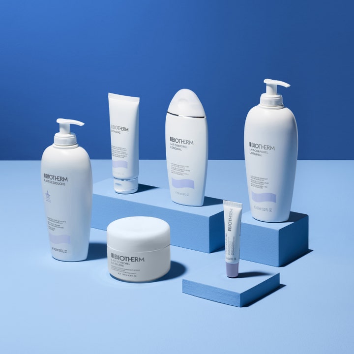 Biotherm Lait Corporel Moisturizing Shower Milk 400 ml fuktighetsgivende dusjsåpe i hvit pumpeflaske på blå blokker