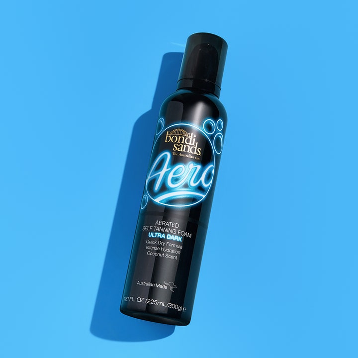 Bondi Sands Aero Self Tan Foam Ultra Dark 225 ml selvbruning i svart flaske med blå neontekst på blå bakgrunn