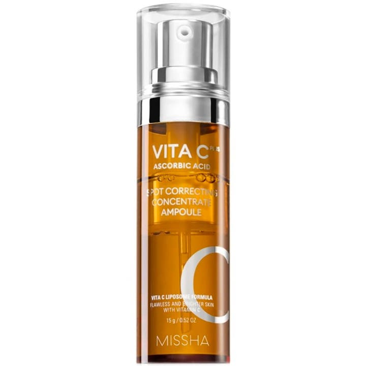 Missha Vita C Plus Spot Correcting Concentrate Ampoule 15 g gir glød i en klar flaske med ravfarget væske og sølvpumpe