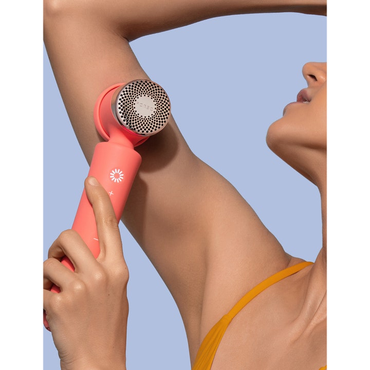 FOREO PEACH 2 Peach IPL hårfjerning i ferskenfarge med metallisk hode som brukes for glatt hud i armhulen