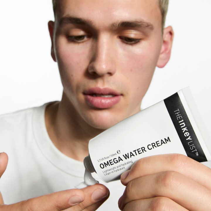 The INKEY List Omega Water Cream 50 ml fuktighetsgivende ansiktskrem klemmer lett hvit krem ut av hvit tube