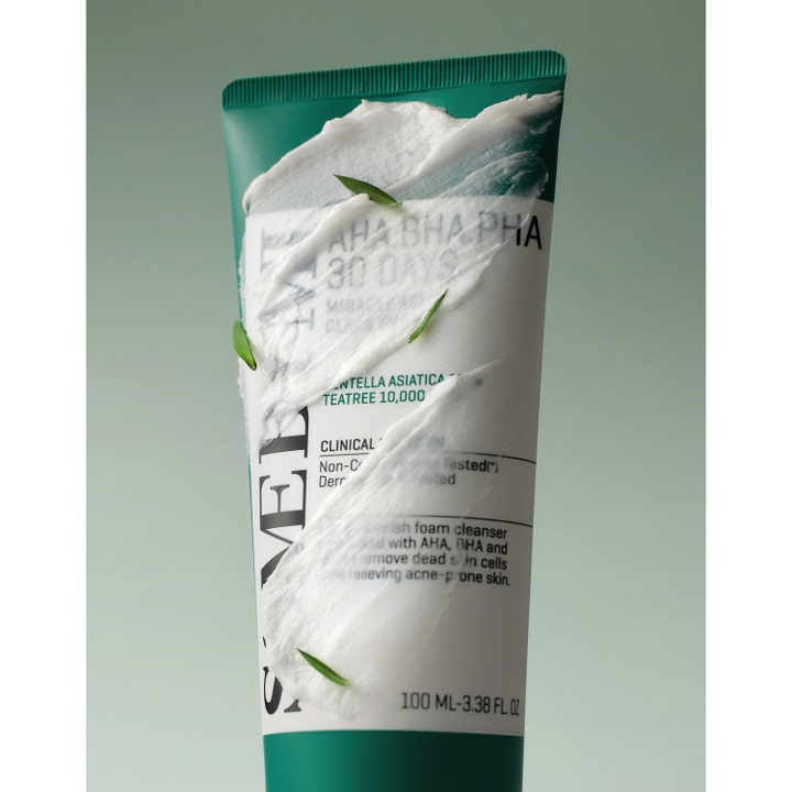 Some By Mi Aha-Bha-Pha 30 Days Miracle Acne Clear Foam 100 ml eksfolierende rens med hvit kremet tekstur og blader