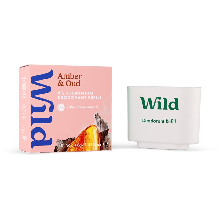 Wild Amber & Oud 40g deodorant refill som motvirker lukt i rosa eske og hvit papiremballasje.