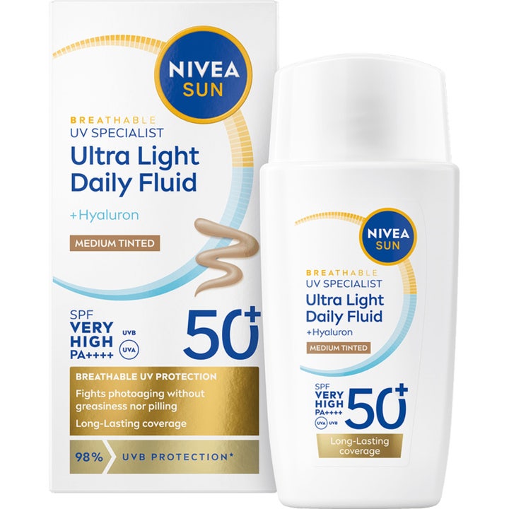 Nivea Sun Ultra Light Daily Fluid SPF 50+ 40ml farget solkrem i hvit plastflaske og eske
