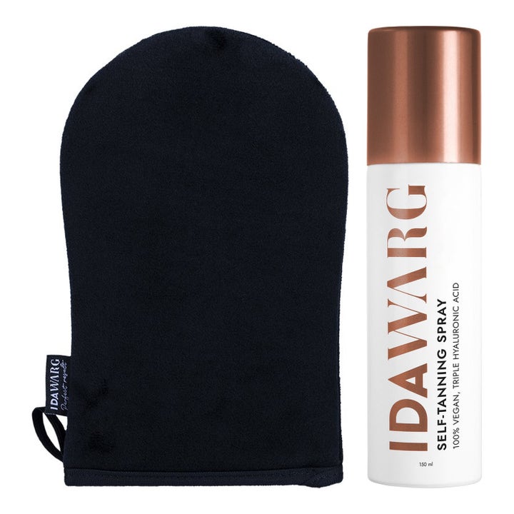 Ida Warg Self-Tanning Spray 150 ml gir solkysset glød med hvit sprayflaske, bronsefarget kork og svart påføringsvott.