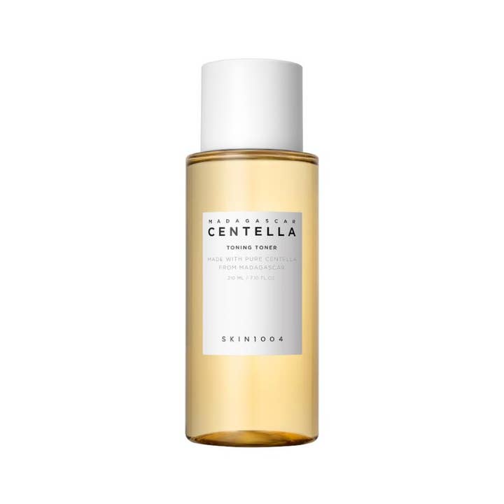 SKIN1004 Madagascar Centella Toning Toner 210 ml beroligende ansiktsvann i klar flaske med ravgul væske og hvit kork