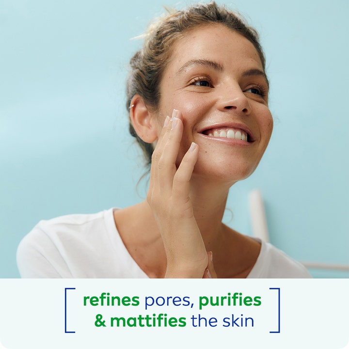 NIVEA Wash Gel Purifying 150 ml ansiktsrens som matter ned og renser huden vist på en smilende kvinne
