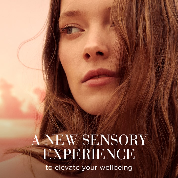Elizabeth Arden White Tea Body Cream 225 ml fuktighetsgivende kroppskrem kvinne i varmt lys med teksten A New Sensory Experience