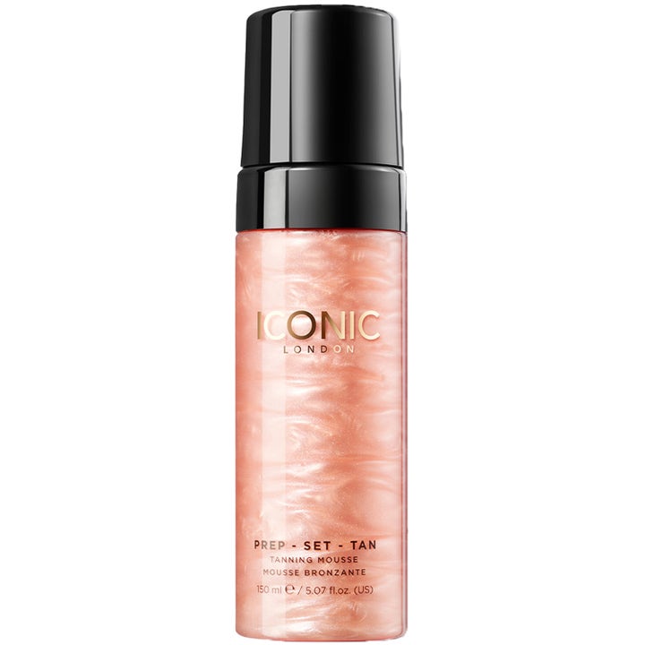 Iconic London Prep-Set-Tan 150 ml selvbruning gir dyp glød i en klar flaske med skimrende ferskenmousse og svart kork.