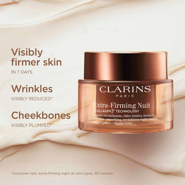 Clarins Extra-Firming Nuit 50 ml nattkrem i bronsefarget glasskrukke mot rynker på en kremet teksturbakgrunn.