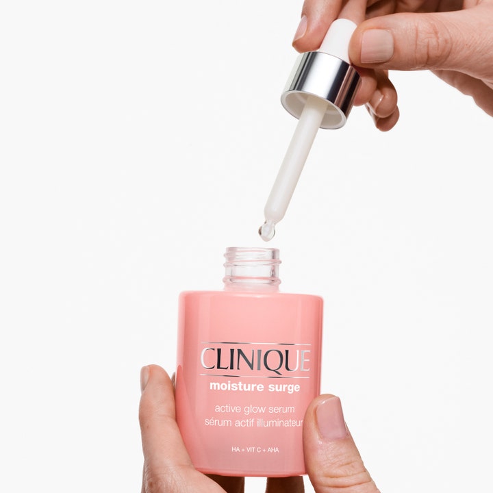 Clinique Moisture Surge Active Glow Serum 50 ml ansiktsserum i rosa glassflaske med pipette som drypper.