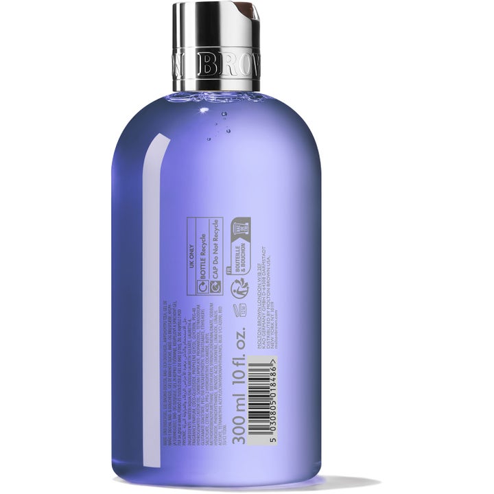 Molton Brown Bluebell & Wild Strawberry 300 ml dusjsåpe baksiden av lilla flaske med sølvkork og ingrediensliste