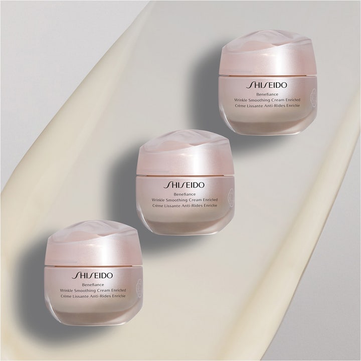 Shiseido Benefiance Wrinkle Smoothing Day Cream 50 ml ansiktskrem i tre krukker mot rynker på lys bakgrunn