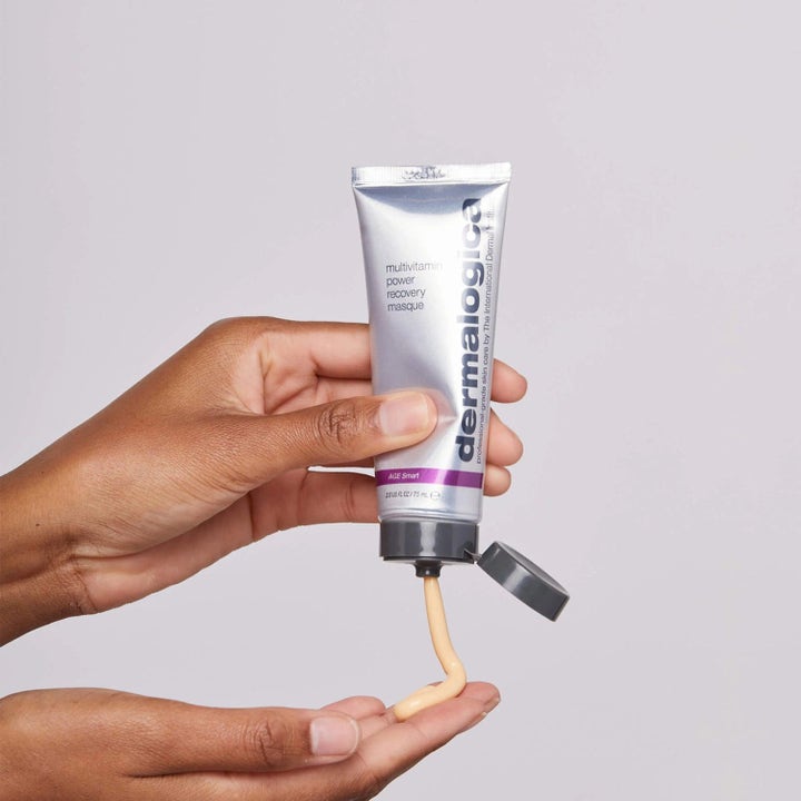 Dermalogica AGE smart Multivitamin Power Recovery Masque 75 ml ansiktsmaske i sølvtube med fyldig ferskenfarget krem.