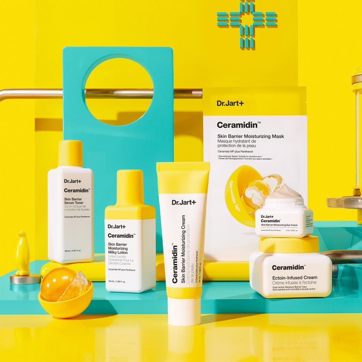 Dr.Jart+ Ceramidin Skin Barrier Moisturizing Eye Cream 15 ml i hvit krukke med gult lokk i et fargerikt miljø