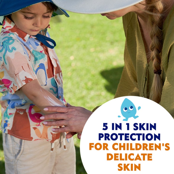 NIVEA Sun Kids Protect & Sensitive Lotion 200 ml solkrem gir 5 in 1 skin protection når den smøres på barnets arm