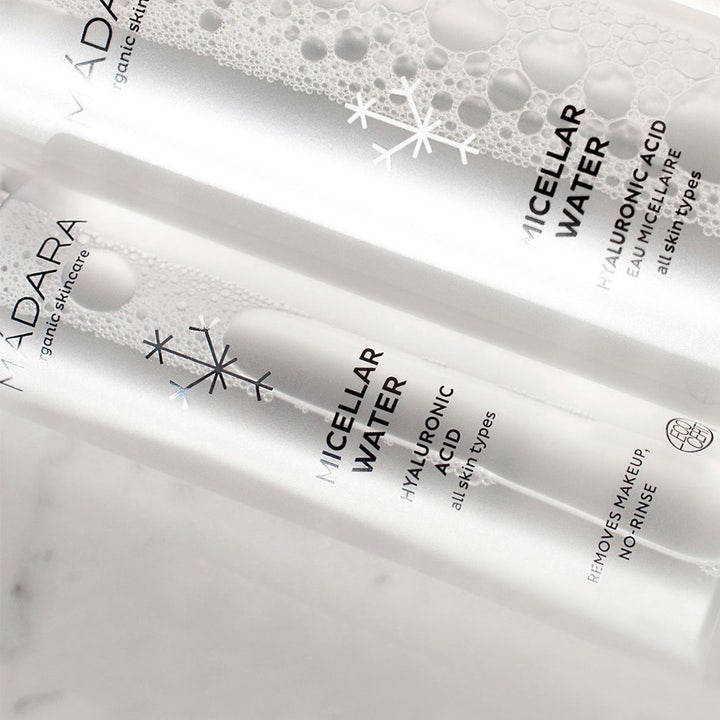 MÁDARA Micellar Water 100 ml fuktgivende micellærvann med hyaluronsyre i hvite flasker med rensende bobler.