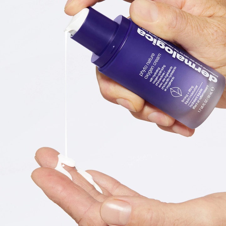 Dermalogica Phyto Nature Oxygen Cream 50 ml oppstrammende fuktighetskrem pumper hvit flytende krem på en hånd