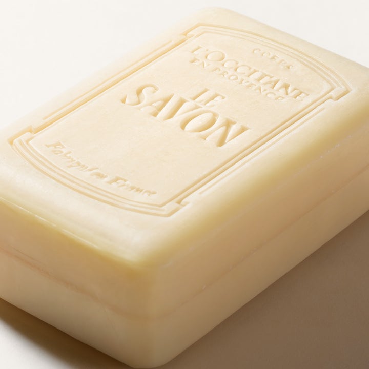 L'Occitane en Provence Shea Butter Verbena Body Soap 250 g pleiende fast såpe med inngravert tekst og logo