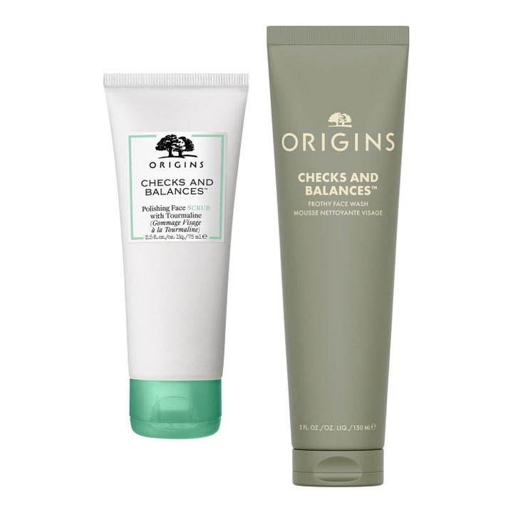 Origins Checks and Balances 75 ml og 150 ml rensende sett med hvit ansiktsskrubb og olivengrønn ansiktsrens i tuber.