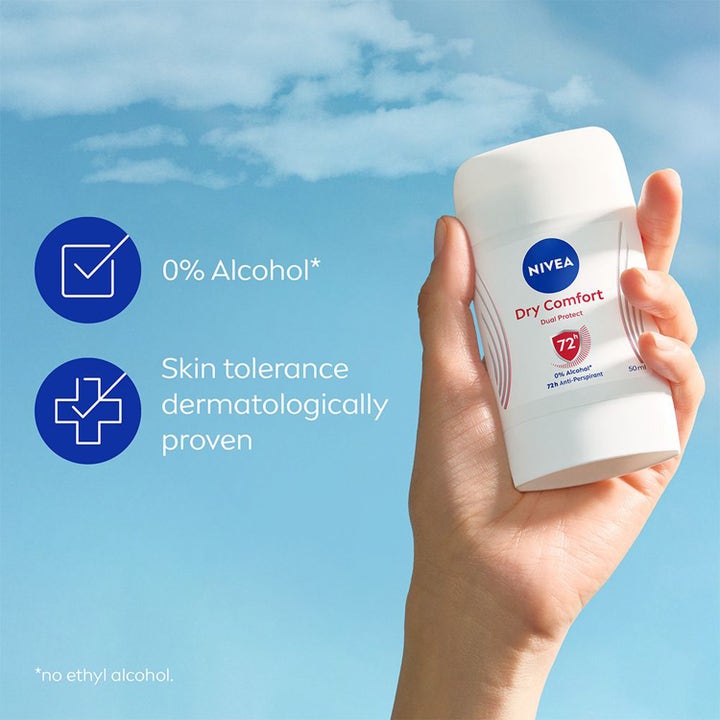 NIVEA Dry Comfort Stick 50 ml antiperspirant i hvit hylse holdes mot en blå himmel for en frisk følelse