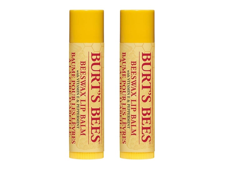 Burt's Bees Beeswax Lip Balm 2-pakning pleiende leppepomade i to gule hylser med bivoksmønster og rød tekst.